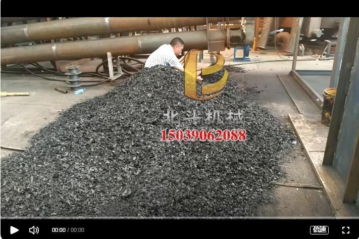 全自动国产精品麻豆系列无烟炭化杨树木片的生产加工现场