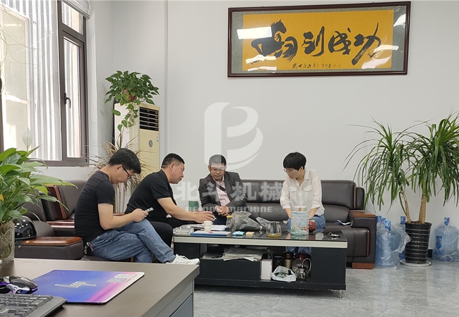 印尼客户来麻豆影音在线观看机械洽谈国产精品麻豆系列业务